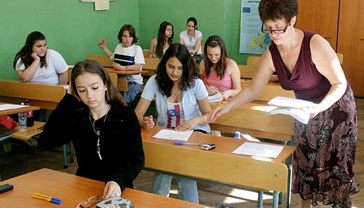 Под засилени мерки против преписване премина матурата по БЕЛ в русенско Под засилени мерки против преписване премина матурата по БЕЛ в русенско