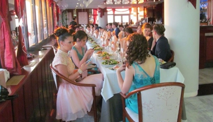 С много емоции, радостни възгласи и настроение младежите отбелязаха своя празник С много емоции, радостни възгласи и настроение младежите отбелязаха своя празник