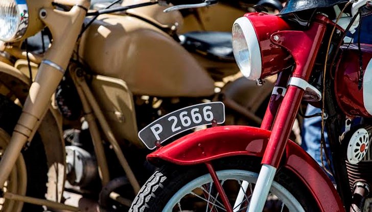 Участие в парада взеха автомобили и мотоциклети, създадени в периода между 1906 -1986 година