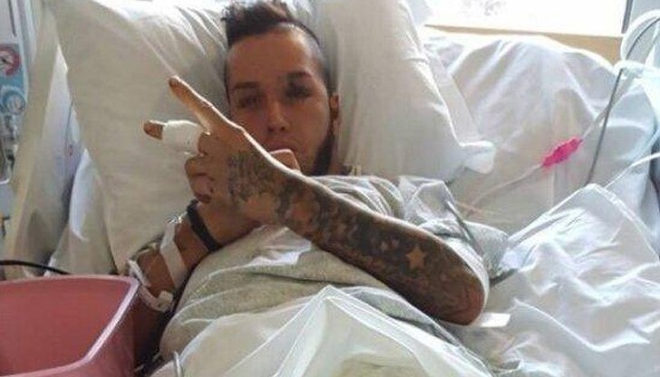 Риалити звездата все още се намира под лекарско наблюдение в болницата, в която специалистите са се борили за живота му