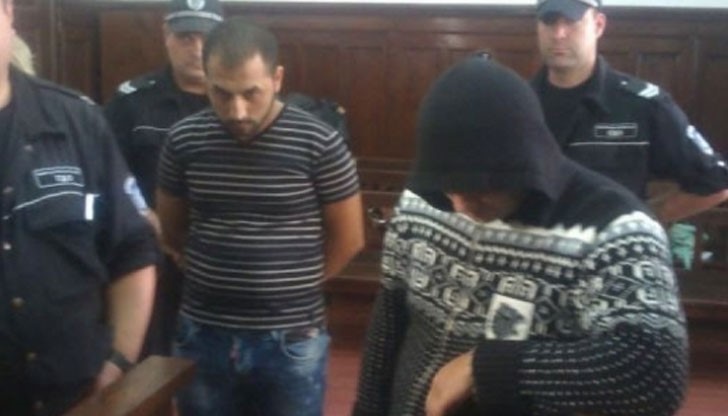 Двама млади мъже са на съд за телефонна измама с отнета рекордна сума