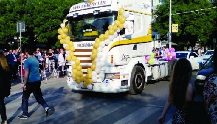 Гимназията изпрати завършващите ученици с пожелания за успехи в професионалната реализация