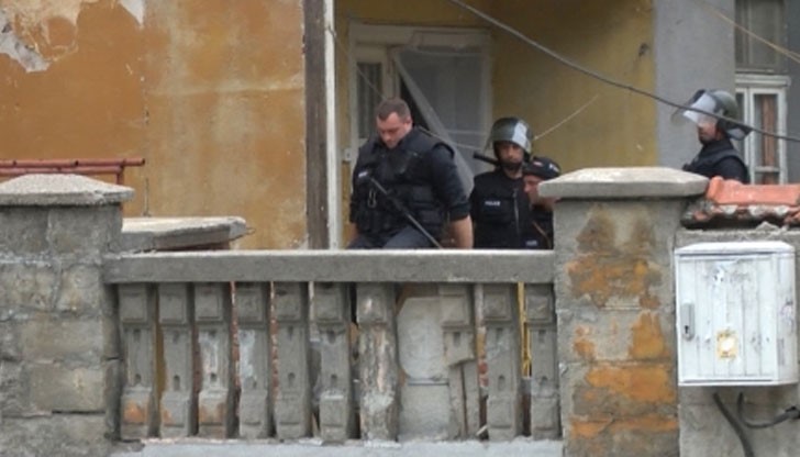 Мъжът троши покъщнината си и замерва хората със стъкла и предмети