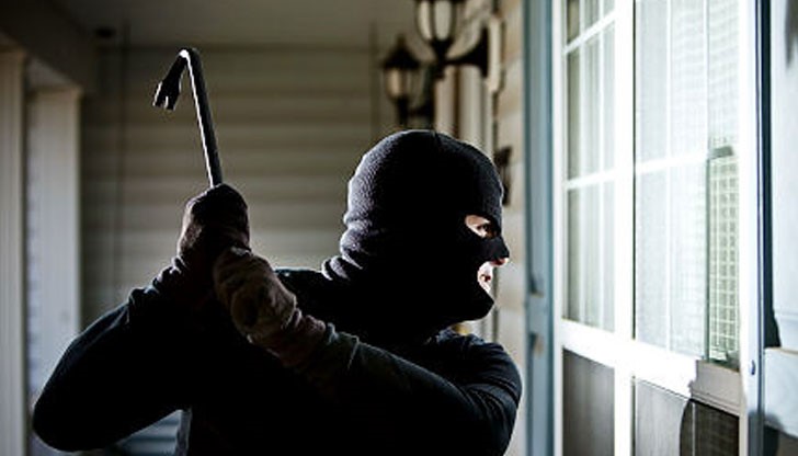 Разследващите установяват, че има проникване в магазин за хранителни стоки, до който имало гараж с лек автомобил Разследващите установяват, че има проникване в магазин за хранителни стоки, до който имало гараж с лек автомобил