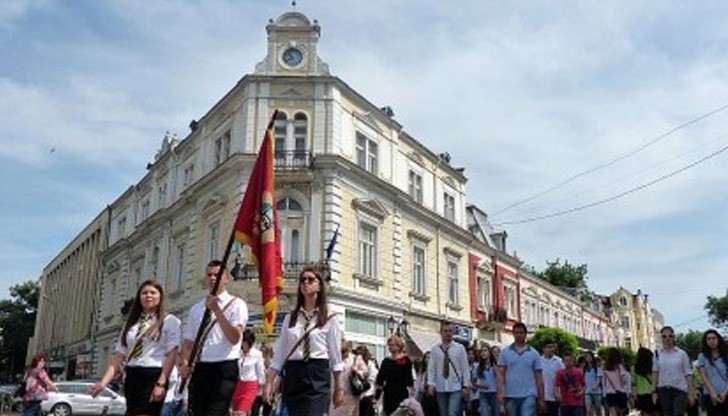 По главната улица на града ще преминат ученици от русенските училища и деца от детски градини, водени от мажоретки и от Общински духов оркестър