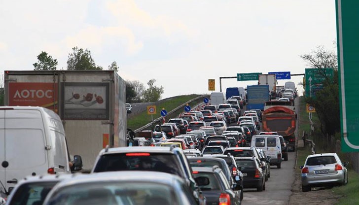 Тапа от автомобили се е образувала на около 1 километър преди произшествието / Снимката е илюстративна