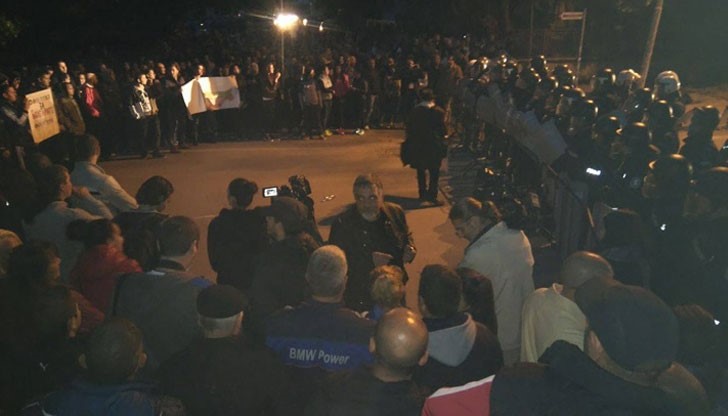 В Раднево тази вечер има още повече полиция и жандармерия, а две водни оръдия са разположени пред ромската махала