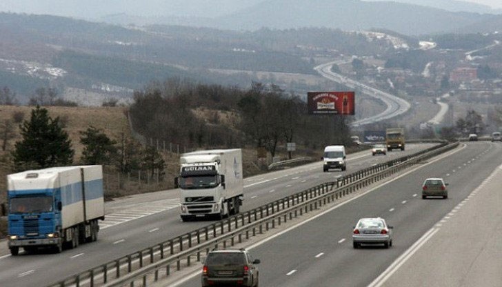 Тежкотоварни автомобили над 12 тона не се движат от 14:00 часа до 20:00 часа Тежкотоварни автомобили над 12 тона не се движат от 14:00 часа до 20:00 часа