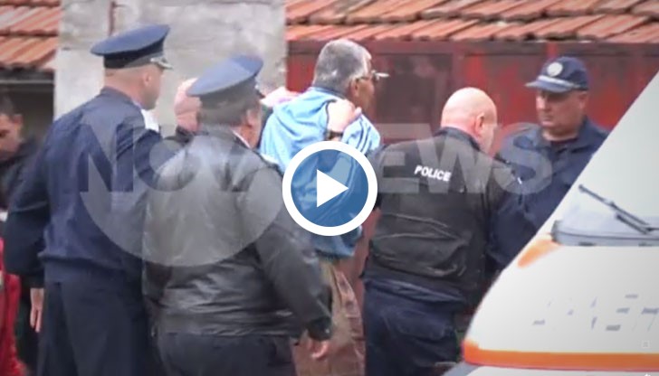 Повече от час специалните части са опитвали да го изведат от дома му невредим