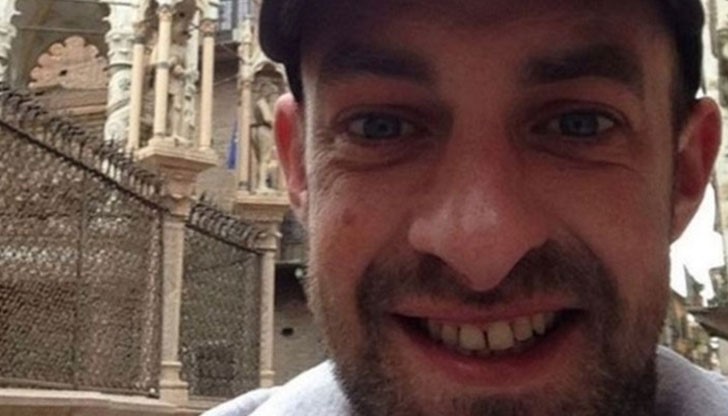 Британският актьор Кристиан Ийли, известен с ролите си си в сериалите "Brookside" и "Hollyoaks", почина на 38-годишна възраст Британският актьор Кристиан Ийли, известен с ролите си си в сериалите "Brookside" и "Hollyoaks", почина на 38-годишна възраст