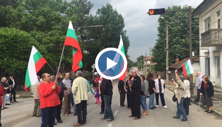 Хората в Червена вода представиха подписка от над 140 семейства, които настояват за решение на проблема
