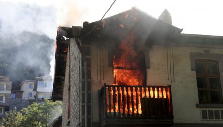 Семейството е било на диван, когато той пламва / Снимката е илюстративна Семейството е било на диван, когато той пламва / Снимката е илюстративна
