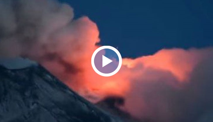 Вулканът Етна на италианския остров Сицилия започна да изхвърля лава и пепел