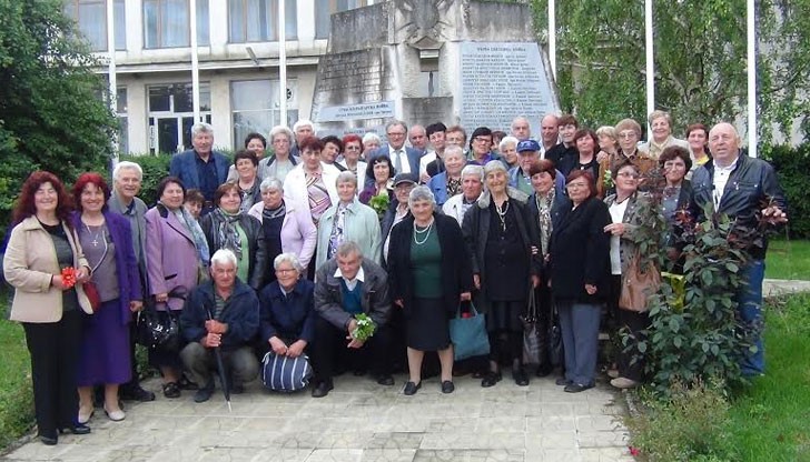 Преди да влязат в импровизираното студио всеки от гостите по стар български обичай беше посрещнат с пита, шарена сол, мед и китка здравец