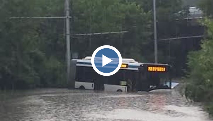 Автобус е закъсал във водния капан, потънал под метър и половина вода