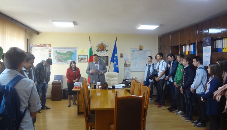 Възпитаниците на ПГИУ „Елиас Канети“ направиха информационна обиколка в администрацията