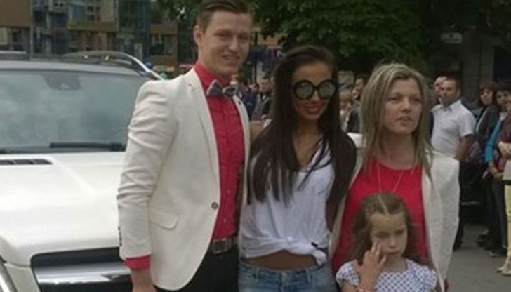 Николета Лозанова докара пред Новотела в Пловдив Иван Иванов, абитуриент от Търговската гимназия в града