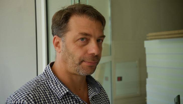 Професор е част от делегацията, придружаваща президента Плевнелиев на аудиенцията с папата Професор е част от делегацията, придружаваща президента Плевнелиев на аудиенцията с папата