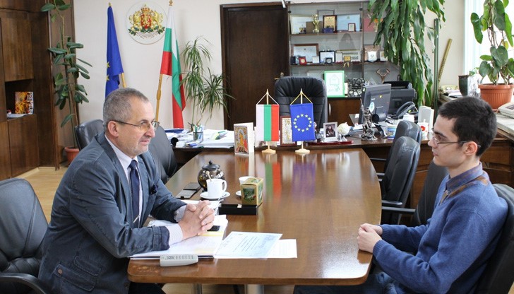 Георги Георгиев е студент от Факултета по Бизнес и мениджмънт, със специалност Международни икономически отношения Георги Георгиев е студент от Факултета по Бизнес и мениджмънт, със специалност Международни икономически отношения