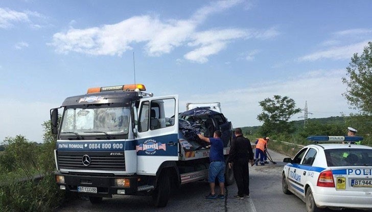 Пожарникарите рязали смачканите ламарини на Сеата, за да измъкнат заклещените румънци