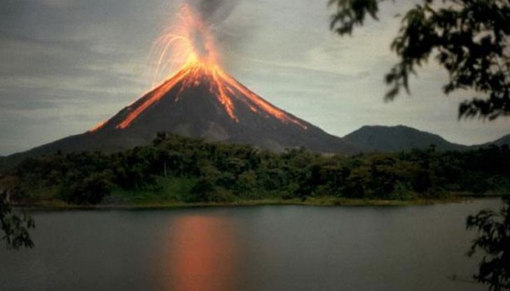 Училищата са затворени, а вътрешните полети са отменени