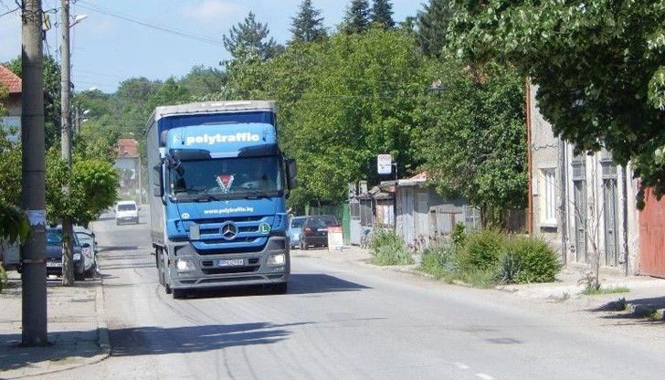 От вчера движението на тежките камиони е пренасочено, поради ремонта на Писанския мост през селото