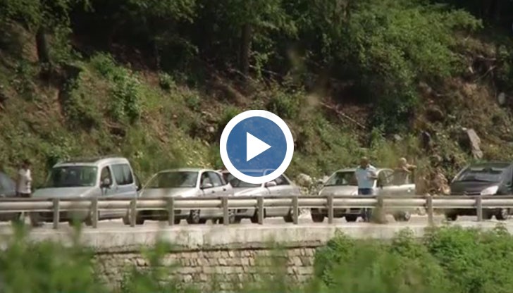Причината за затруднения трафик е премахване на опасни скални късове