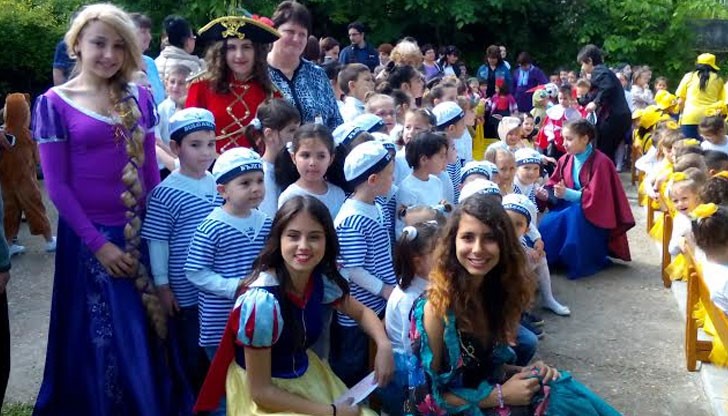 Гости и деца се забавляват на приказното парти