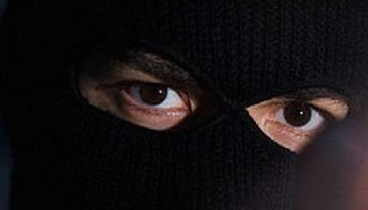 Моторът е бил паркиран под навес в двора на имота Моторът е бил паркиран под навес в двора на имота