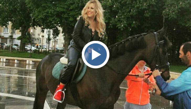 Оказа се, че ездата е част от новия й клип, а няколко секундното промо вече е факт