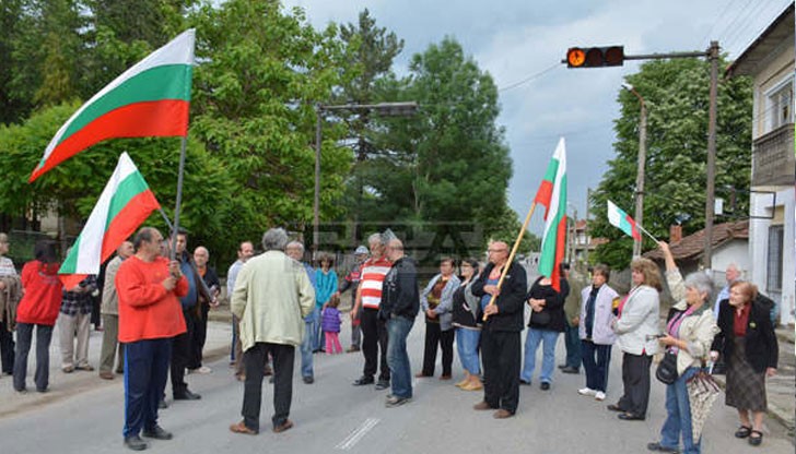 Хората протестираха заради пренасоченият трафик на автобуси и камиони през селото