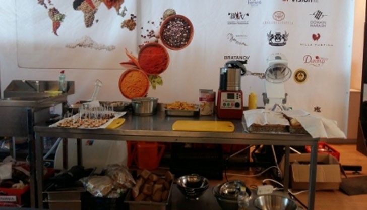 Имаше безплатни дегустации на специфичните храни и томбола за гостите на фестивала