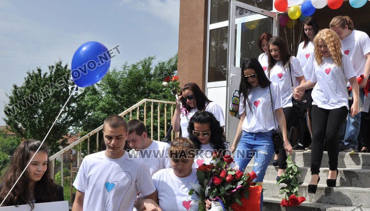 Вместо с елегантни рокли и костюми всички 178 дванадесетокласници отидоха на церемонията с бели тениски на фондацията