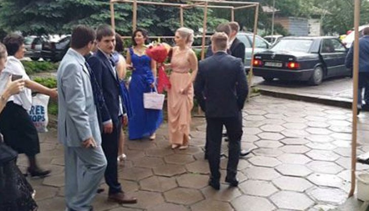 "Отварянето на ножицата в България" или - социалните граници между децата от едно поколение "Отварянето на ножицата в България" или - социалните граници между децата от едно поколение