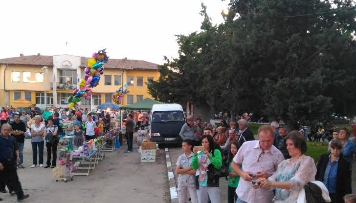 Програмата на празника включваше рецитал на патриотични стихотворения, писани от местни деца