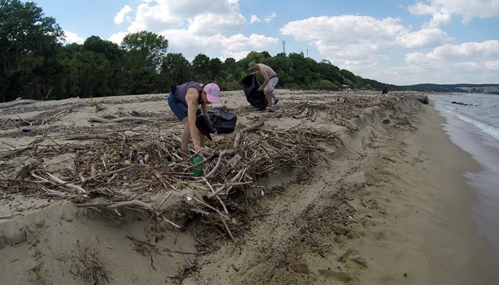За втори път клуб "Зелена стъпка" организира почистване на най-дългия плаж по родното Черноморие - Камчийски пясъци За втори път клуб "Зелена стъпка" организира почистване на най-дългия плаж по родното Черноморие - Камчийски пясъци
