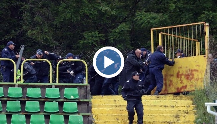 Двама полицаи - на 58 и 28 години - са приети в отделението по хирургия на МБАЛ Благоевград с комоцио