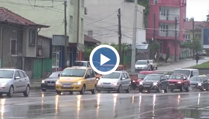 Най-много коли се струпват по булевард "Липник" към центъра и от спортен комплекс "Ялта", за да се излезе на главния път