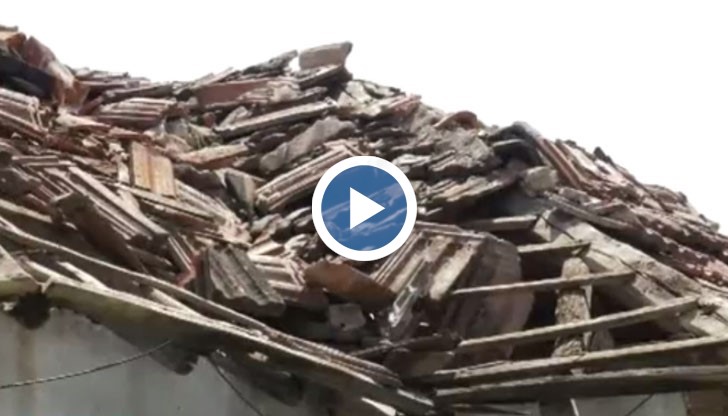 Отнесени покриви, паднали дървета в няколко населени места в Северозападна България след смерч и градушки