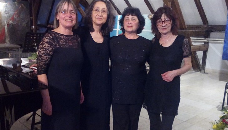 Хористите се включиха в съпътстващата програма на конкурса, като поздравиха своите приятели от хора на варненските учители Хористите се включиха в съпътстващата програма на конкурса, като поздравиха своите приятели от хора на варненските учители