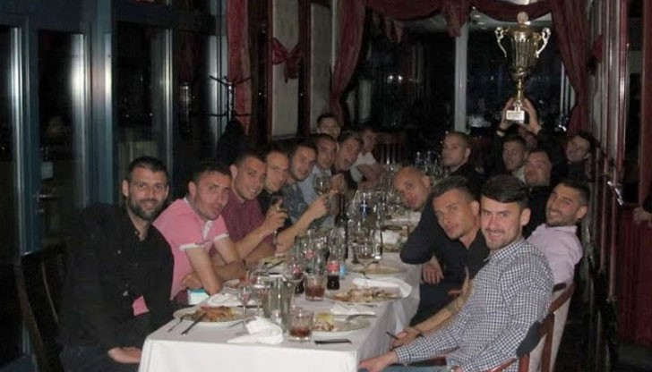 Президентът на клуба д-р Симеон Симеонов осигури подобаващо отбелязване на повода за отбора Президентът на клуба д-р Симеон Симеонов осигури подобаващо отбелязване на повода за отбора