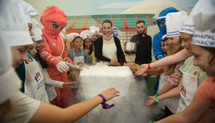 Децата се срещат с кулинарен специалист който им дава съвети за здравословно хранене