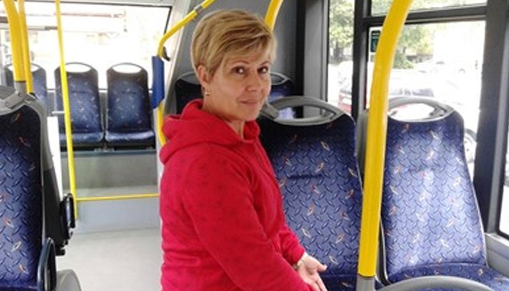 Пепа Петрова на 29 април почиства автобус, приключил курс по линия 12, когато на една от седалките вижда портмоне