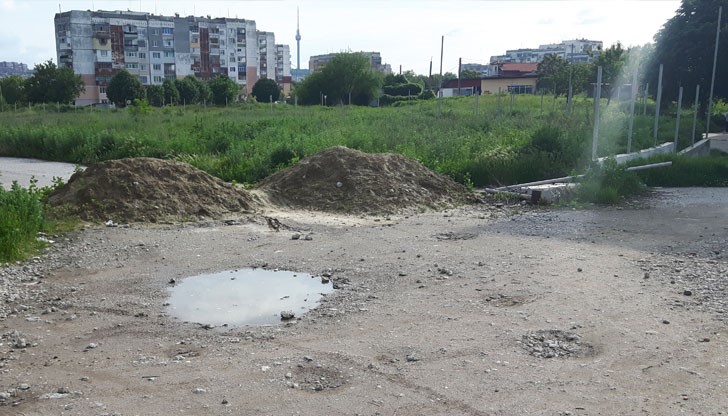 Това е някакво подобие на улица и няма никаква инфраструктура