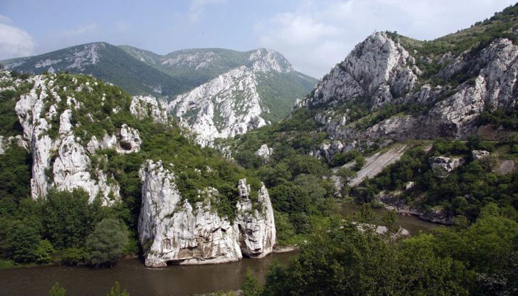 Семейството е било открито посред нощ и транспортирано в болницата във Враца Семейството е било открито посред нощ и транспортирано в болницата във Враца