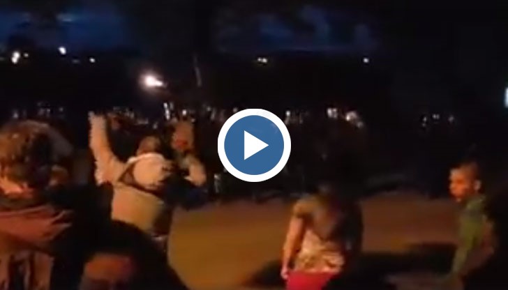 Един от очевидците публикува видео в личния си профил във Фейсбук, на който ясно се вижда, че родната полиция проявява яростна агресия