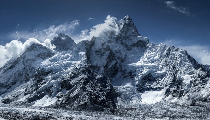 Това е първият алпинист, загинал тази година, при покоряване на най-високия връх в света