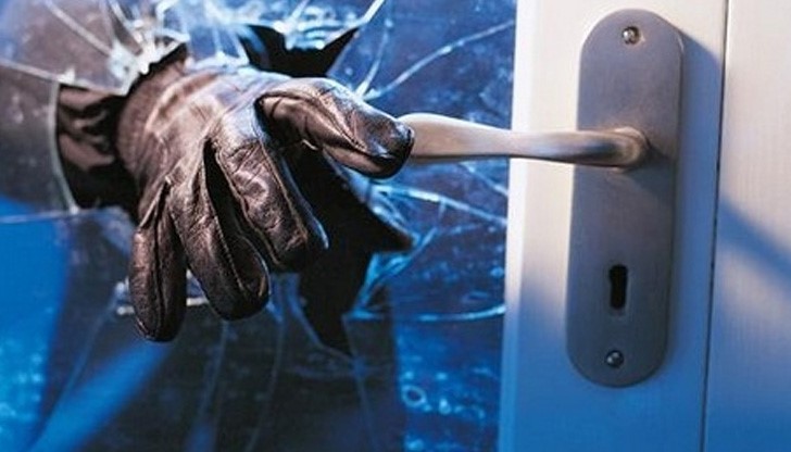 На посочения адрес изпратеният екип на Първо РУ е установил проникване след счупване на стъкло на метална гаражна врата