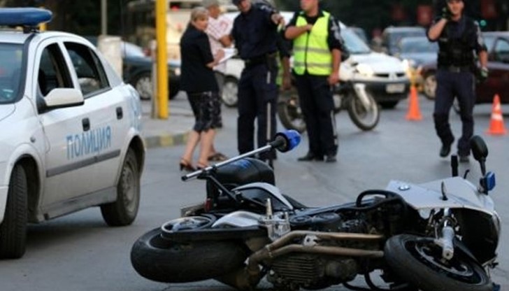 На място веднага са пристигнали полиция и линейка /снимката е илюстративна/ На място веднага са пристигнали полиция и линейка /снимката е илюстративна/