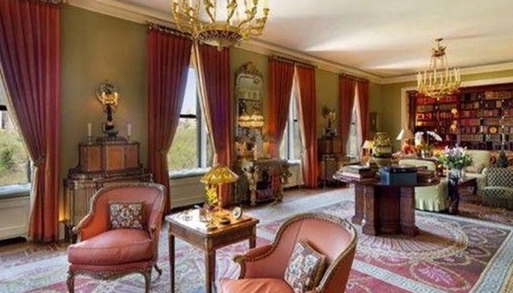 В началото на 90-те години на миналия век се разказваха истории за пръснатите пари от банкера и съпругата му за обзавеждане